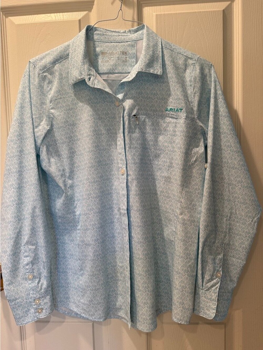Ariat Men's Light-Weight Button-Down Long Sleeve Shirt